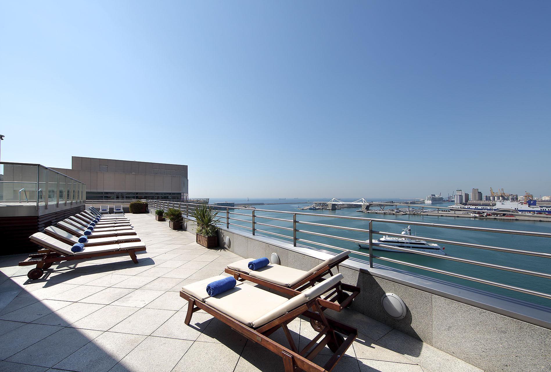 فندق يوروستارز غراند مارينا جي إل برشلونة المظهر الخارجي الصورة The rooftop pool at the hotel