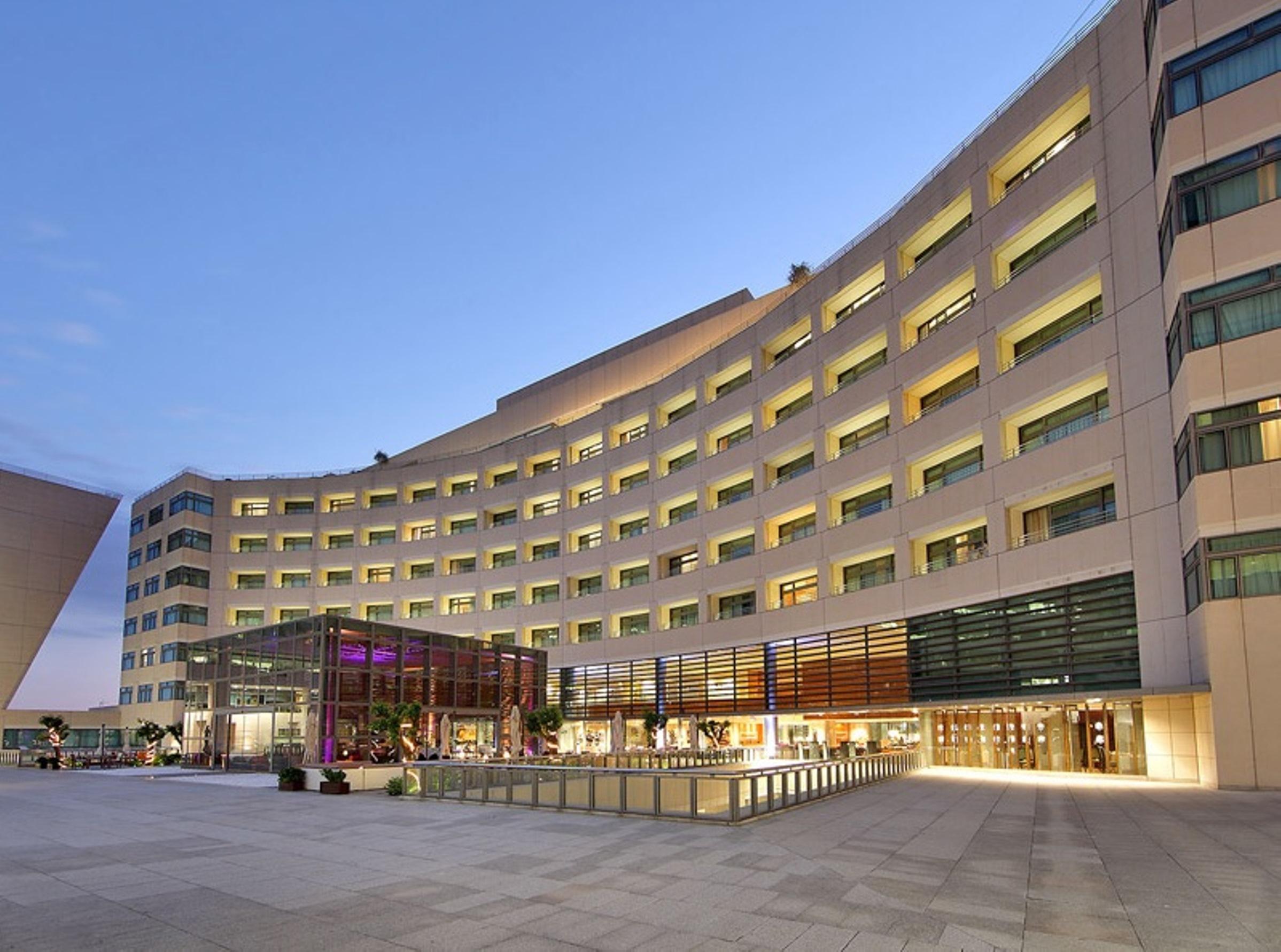 فندق يوروستارز غراند مارينا جي إل برشلونة المظهر الخارجي الصورة The hotel at night