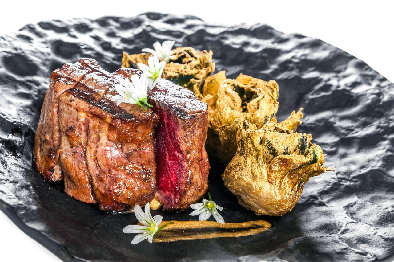 فندق يوروستارز غراند مارينا جي إل برشلونة المظهر الخارجي الصورة A steak with a side of gyoza